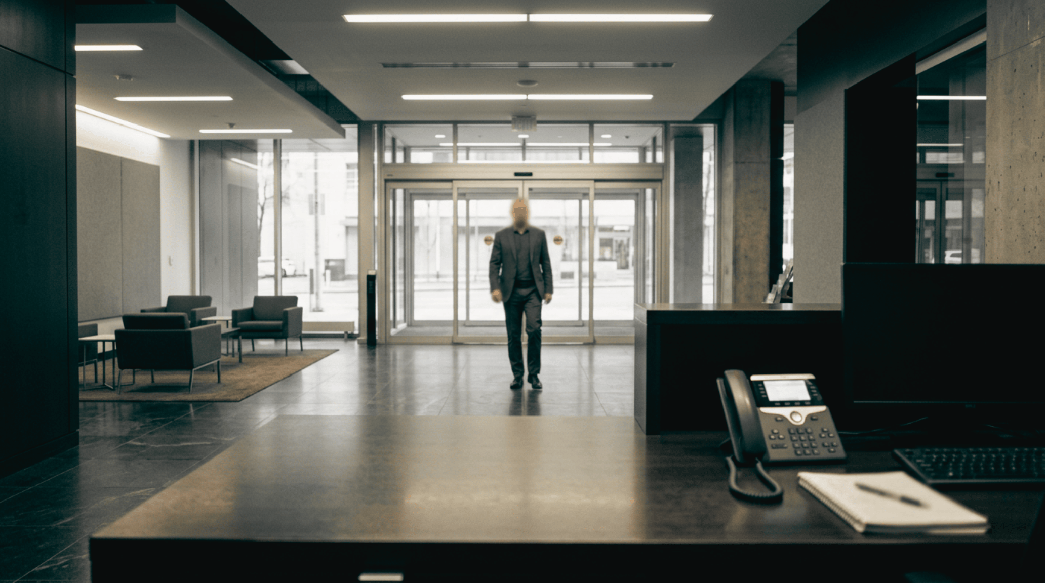 Cybersicherheit News Stories vom 29. Mai 2026 Bild zeigt Unternehmensempfang mit Sicherheitskamera und unbekanntem Besucher-Konzept in gedämpften Farbtönen