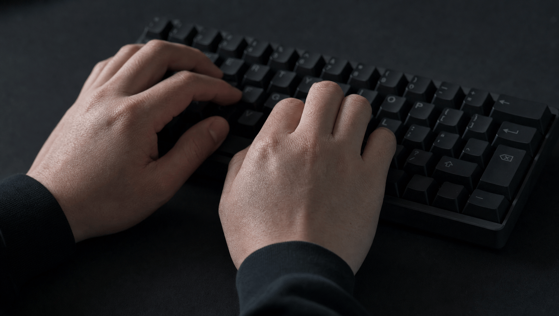 Cybersicherheit News Stories vom 26. Juni 2026 Bild zeigt Hände auf einer Tastatur in einem schwach beleuchteten Arbeitsbereich
