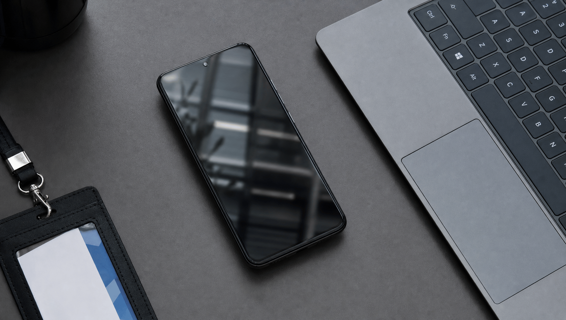Cybersicherheit News Stories 05. Juni 2026 Bild eines modernen Android-Smartphones auf einem Unternehmensschreibtisch mit einem Sicherheits-Dashboard auf einem Monitor im Hintergrund und einer subtiven visuellen Spannung zwischen persönlichem Gerät und Unternehmensdatenzugriff