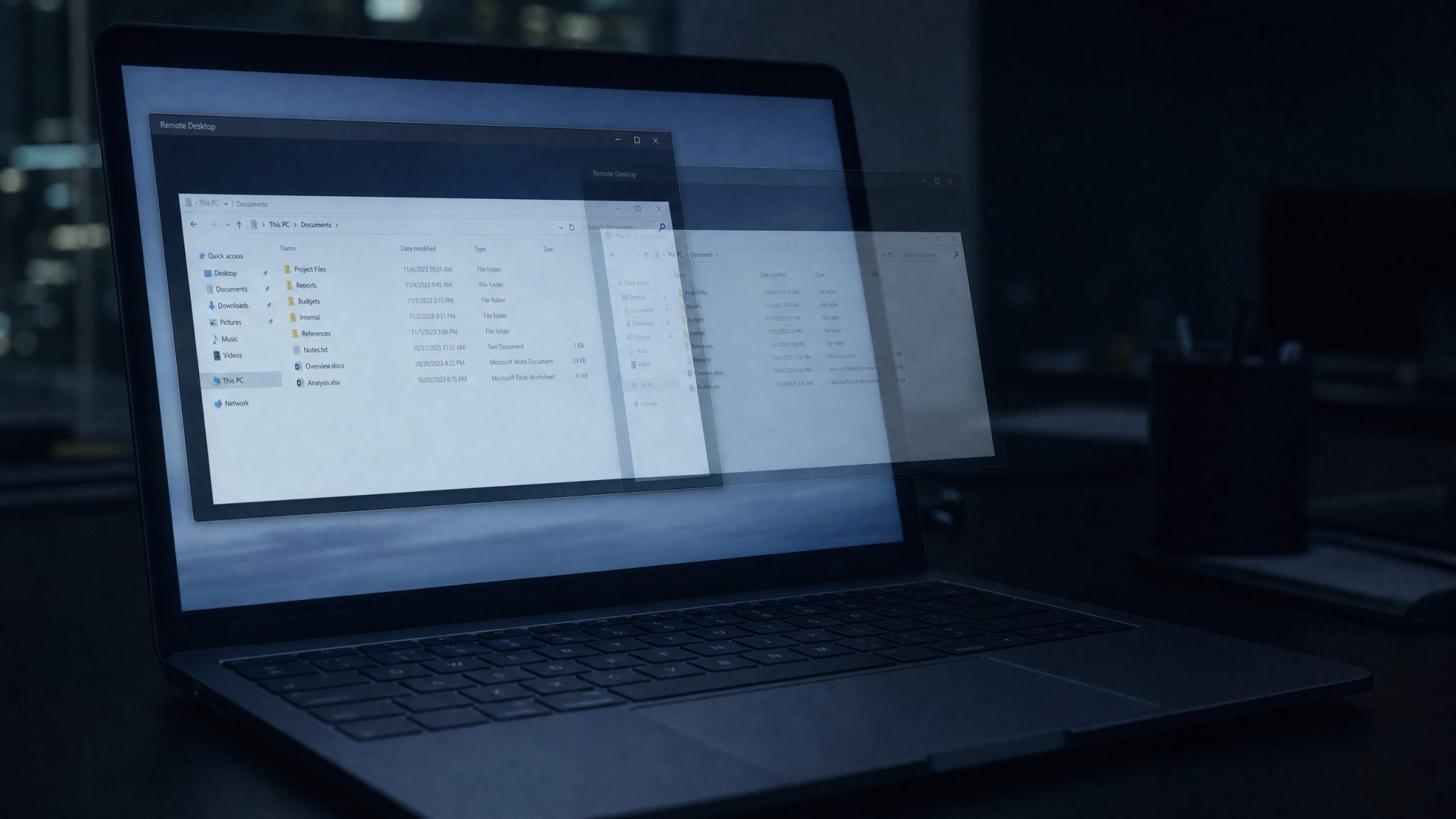 macOS-Desktop mit einer remote Screen-Sharing-Sitzung, die durch einen Authentifizierungs-Bypass still kompromittiert wird und zu Root-level-Cryptomining in einer dunklen professionellen Arbeitsumgebung führt