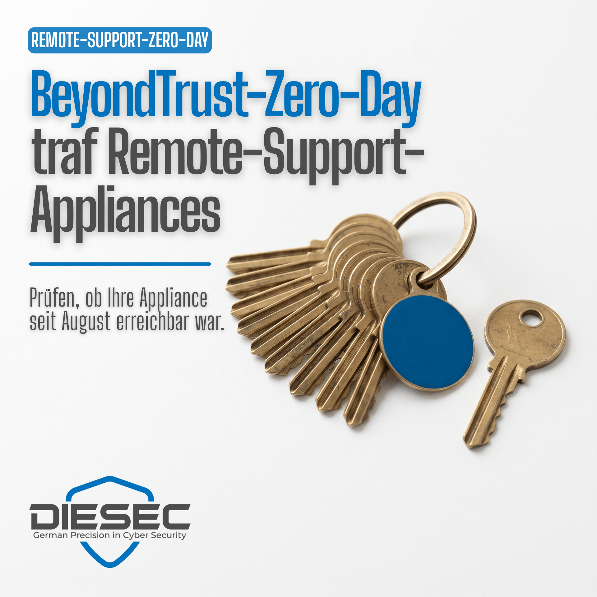Messingschlüsselbund mit blauem Anhänger und kopiertem Schlüssel, Sinnbild der BeyondTrust Remote Support Zero-Day-Lücke